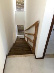 因巴塞Casa duplex de temporada em Imbassai的窗户房间的木楼梯