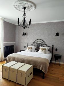 KerlazLa Belle Epoque的一间卧室配有一张带吊灯的大床