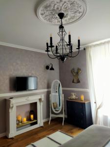 KerlazLa Belle Epoque的客厅设有壁炉和吊灯。