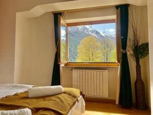 维哥迪法萨Casa di Franz的卧室设有山景窗户