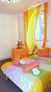 扎达尔Iva new room with private bathroom的配有橙色和黄色窗帘的客房内的两张床