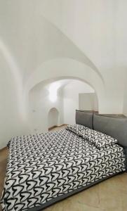 圣安吉罗山Fico d’India apartments的一间白色客房内的床铺卧室
