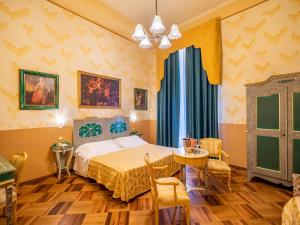 佩鲁贾拉罗赛塔酒店的卧室配有一张床和一张桌子及椅子