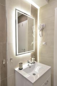 弗尔尼亚奇卡矿泉镇Vila Savka的浴室设有白色水槽和镜子