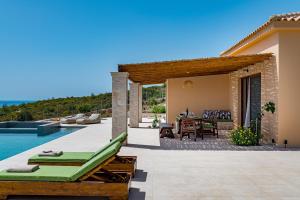 Agios LeonTerra Lucis Mountain Residences的一座带庭院和游泳池的别墅