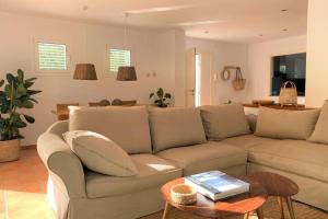 卡达克斯LLEBEIG -Casa mediterránea con gran jardín的客厅配有沙发和桌子