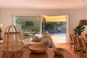 卡达克斯LLEBEIG -Casa mediterránea con gran jardín的客厅配有沙发和桌子