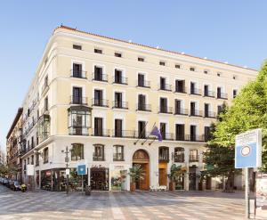 马德里Francisco I Boutique的街道边的白色大建筑