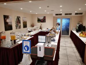 梅肯博伊伦雄狮酒店的一间设有长桌的餐厅,提供食物和饮料