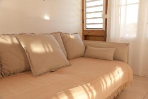 黑角Ô'Bèl Ter的窗户客房内的沙发及枕头