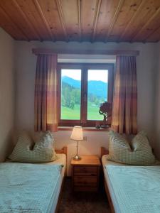 格绍Ferienwohnungen Asterbach的一间卧室设有两张单人床和一个窗户。