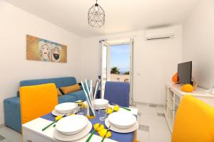卡普里My home Capri的客厅配有桌子和黄色椅子