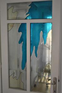 卡斯Manzara Apartment的带有蓝色油漆的玻璃窗