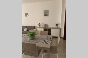 科莫Lario Promenade: family friendly apartment in Como的一间带桌椅的用餐室