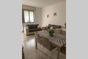 科莫Lario Promenade: family friendly apartment in Como的客厅配有桌子和沙发