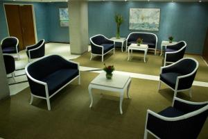 加拉加斯Hotel Chacao Cumberland的医院里带桌椅的等候室