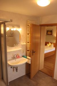 温特贝格波斯特乡村酒店的一间带水槽和镜子的浴室以及一张床