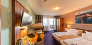 梅肯博伊伦雄狮酒店的酒店客房设有两张床和一台平面电视。