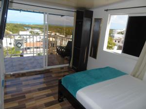 圣安德烈斯Mi buena Vista的一间卧室设有一张床,享有阳台的景色