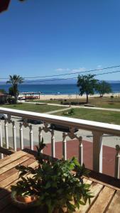 尼坡帝Jimmy's rooms nea potidea的阳台配有桌子,享有海滩美景