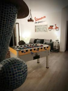 巴勒莫Casavacanze Tuttapposto的客厅配有沙发前带台球桌