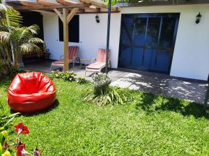 蓬他达维托亚Encanto do Sol的一个带红豆袋椅和房子的院子