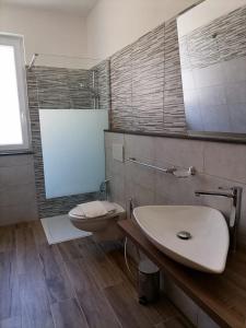 陶尔米纳I TRE CUORI的浴室配有白色水槽和卫生间。