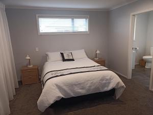里士满Richmond, Nelson 3brm New Home的白色的卧室设有床和窗户