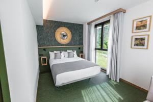 坎加斯-德奥尼斯Hotel Ecos del Sella的一间卧室设有一张大床和一个窗户。