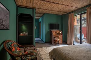 泰拉维Communal Hotel Telavi的一间卧室设有绿色的墙壁、一张床和电视