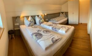 翁肯Haus Bergheim的一张大床,位于带两张床的房间