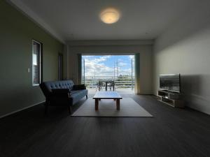 石垣岛City View GOAT的客厅配有沙发和桌子