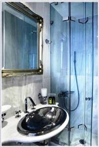 纳弗帕克托斯阿宏提可皮普斯酒店的一间带水槽和淋浴的浴室