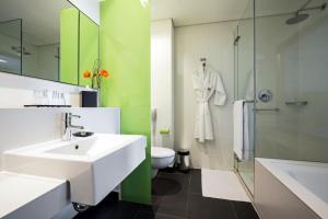 特拉维夫特拉维夫市中心皇冠假日酒店的一间带水槽、卫生间和淋浴的浴室