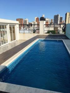布宜诺斯艾利斯Dormy en Belgrano的建筑物屋顶上的游泳池