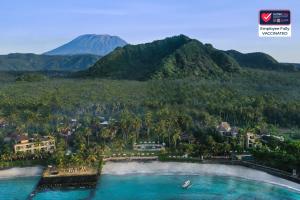 甘地达萨Candi Beach Resort & Spa的享有度假胜地的空中景致,以山脉为背景