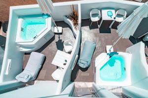 费拉Eternity Suites Santorini的浴室和浴缸的顶部景致