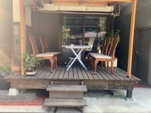 Ōgo田舎の宿 吉田屋的木甲板上的桌椅