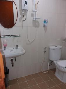 雅加达Hotel Rumah Shinta的带淋浴、卫生间和盥洗盆的浴室
