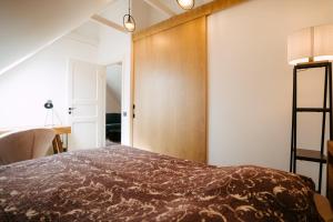 哈普萨卢Wiedemanni 13/1 apartments的一间卧室配有一张木墙床