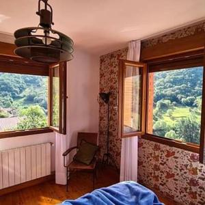 NavedoEl Mirador de Jozarcu的一间卧室设有2扇窗户和1张床及椅子