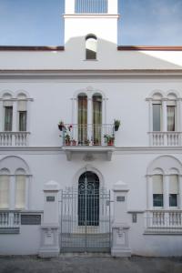 加埃塔Le Bifore的白色的建筑,设有两个阳台和门