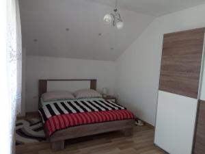 戈斯皮奇Apartman Karmen Gospić的一间卧室配有一张带两个枕头的床