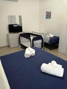马尔萨拉Da Nonno Giacomo的一间设有蓝色床和毛巾的房间