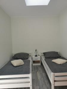 巴贝Ferienwohnung Zoschke的两张睡床彼此相邻,位于一个房间里