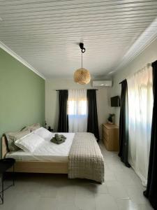 马拉松波利斯Agrothi的一间卧室配有一张床和一个吊灯