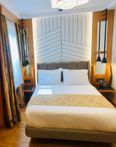 伊斯坦布尔梅伍德酒店的卧室配有带白色枕头的大床
