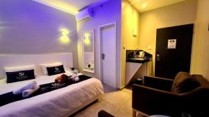 阿什杜德阿什杜德斯帕特酒店的配有一张床和一把椅子的酒店客房