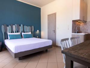 费斯卡尔德宏FiscardoStudios的一间卧室配有一张蓝色的墙壁床和一间厨房