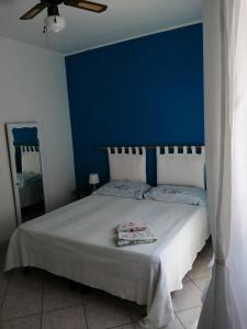 卡沃Cavo Beach 4的一间卧室配有一张蓝色墙壁的床
